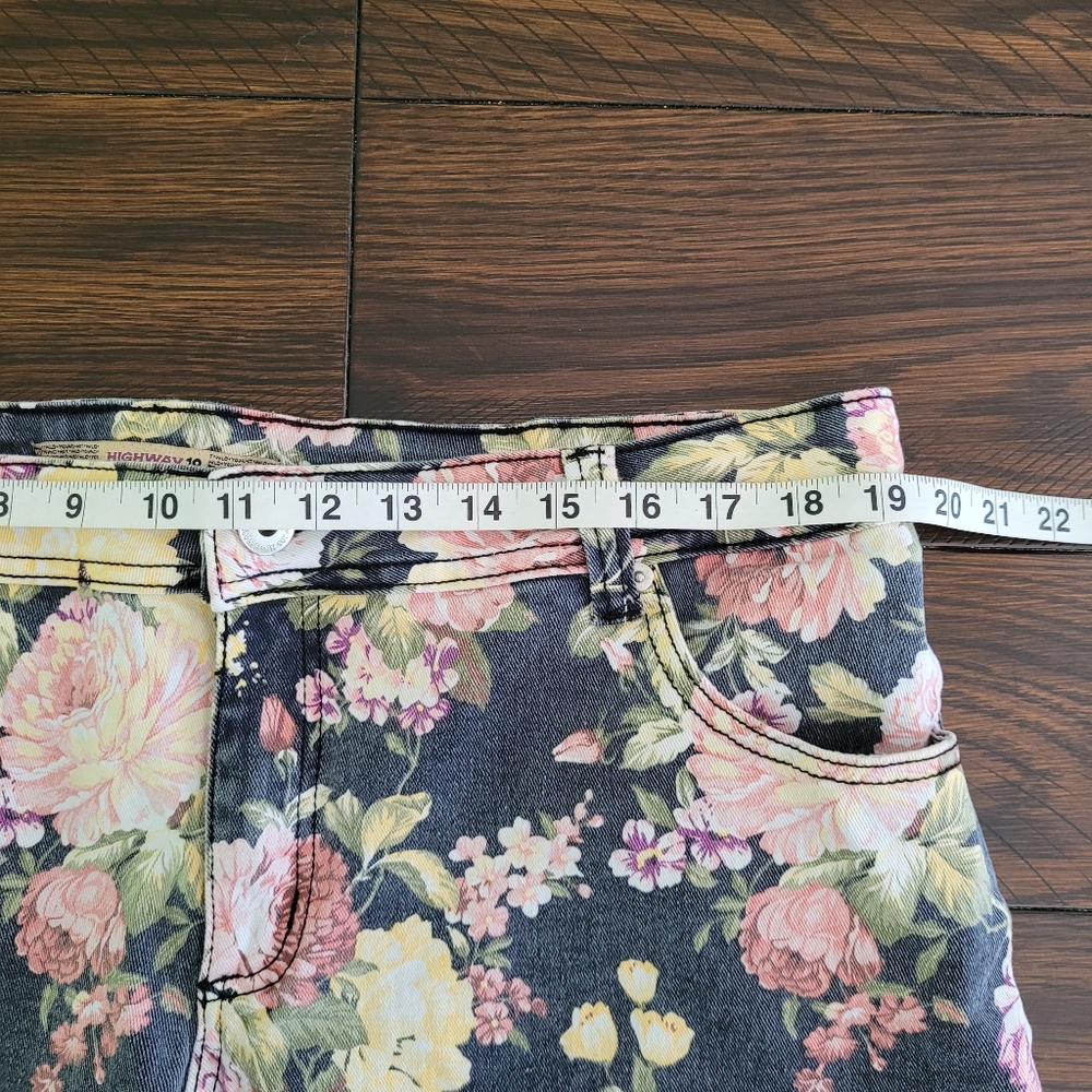 HIGHWAY JEANS Women's Shorts Size 18 Denim Streach Floral Cottagecore - Picture 6 of 9